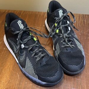 Youth Nike Kyrie Flytrap